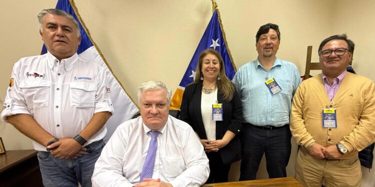 Senador Kusanovic y trabajadores de ENAP analizan el futuro y los desafíos estratégicos de la estatal en Magallanes.