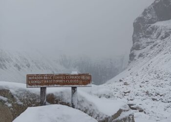 CONAF refuerza medidas de seguridad en Base Torres por nieve y deshielos en Torres del Paine