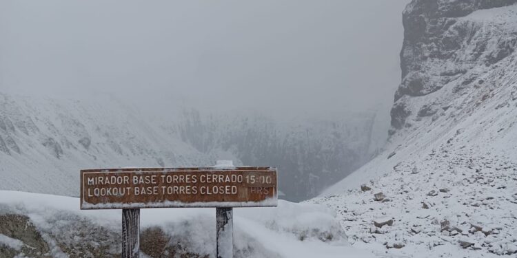 CONAF refuerza medidas de seguridad en Base Torres por nieve y deshielos en Torres del Paine