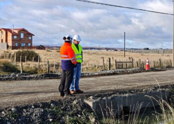 Vecinos de Huertos Familiares ven mejoras en caminos tras trabajos de Vialidad en Puerto Natales