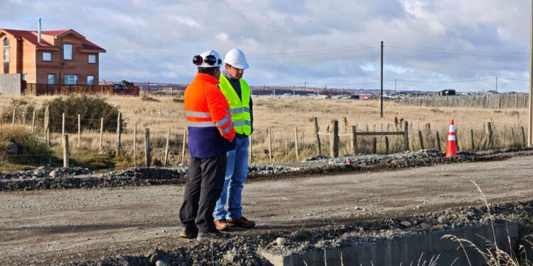 Vecinos de Huertos Familiares ven mejoras en caminos tras trabajos de Vialidad en Puerto Natales