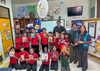 Fomento a la lectura: EDELMAG entrega donación literaria a estudiantes de la Escuela Portugal.