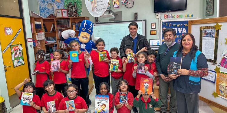 Fomento a la lectura: EDELMAG entrega donación literaria a estudiantes de la Escuela Portugal.