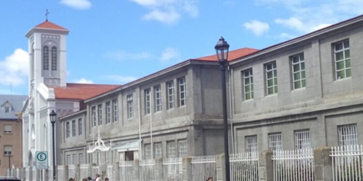Grave denuncia por bullying en el Liceo María Auxiliadora de Punta Arenas, alumna terminó intoxicada