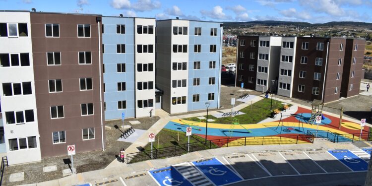 Tres nuevos proyectos habitacionales en Punta Arenas: Minvu entrega 454 subsidios para viviendas libres de deuda.