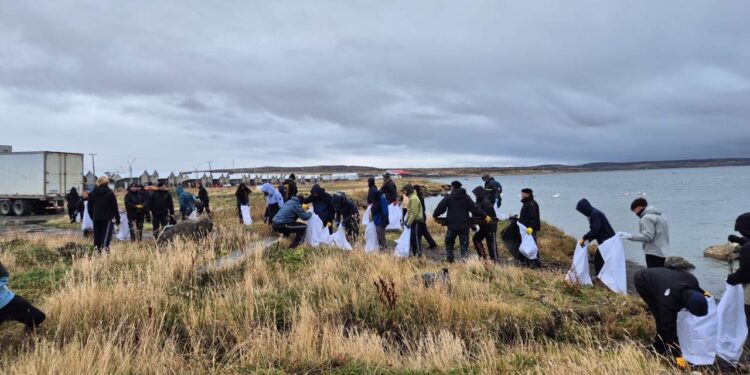 Autoridad Marítima y The Grange School se unen en exitosa jornada de limpieza de playas en Puerto Natales.