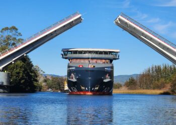 Navega el primer crucero híbrido-eléctrico de América construido en Chile para turismo en la Antártica.