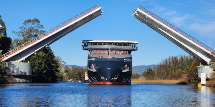 Navega el primer crucero híbrido-eléctrico de América construido en Chile para turismo en la Antártica.