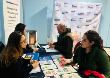 “Gobierno en Terreno” beneficia a trabajadores de constructora con vacunación y servicios en Puerto Williams, 12 inoculaciones contra la influenza.