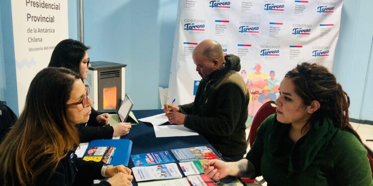 “Gobierno en Terreno” beneficia a trabajadores de constructora con vacunación y servicios en Puerto Williams, 12 inoculaciones contra la influenza.