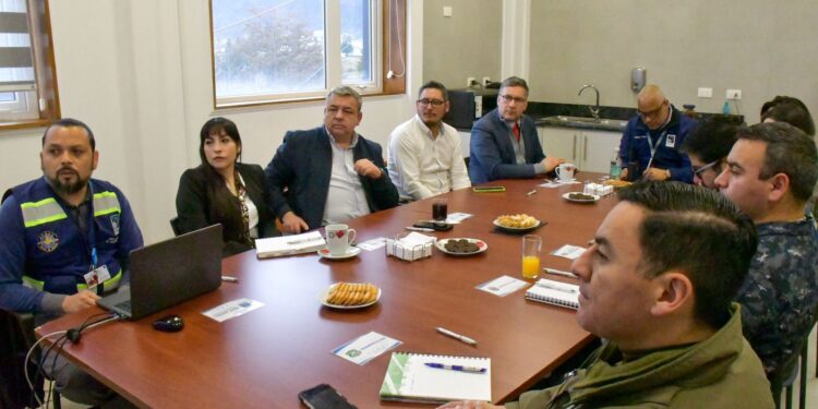 Hito en Puerto Williams: Aeródromo Guardiamarina Zañartu conforma su primer Comité Local de Seguridad de la Aviación Civil.