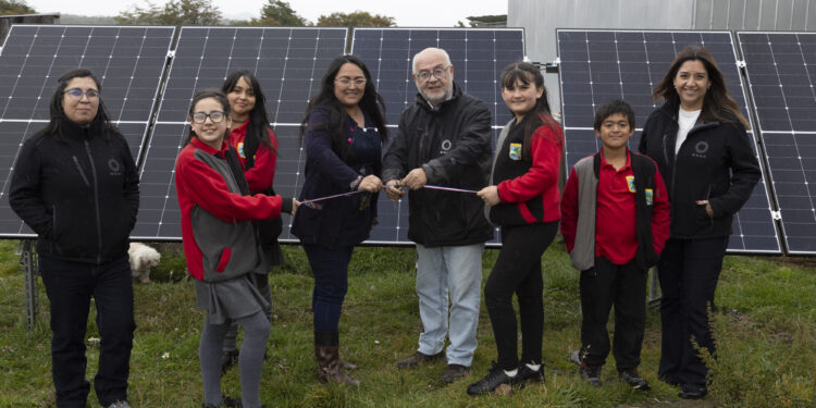 Escuela rural de Seno Obstrucción logra autonomía energética con paneles solares