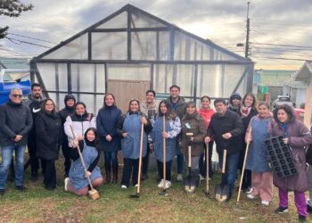 Diez familias de Punta Arenas reciben apoyo para producir sus propios alimentos y mejorar su calidad de vida