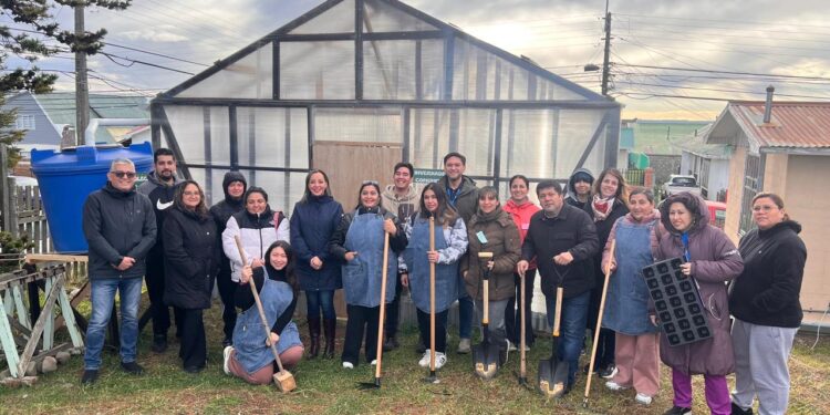 Diez familias de Punta Arenas reciben apoyo para producir sus propios alimentos y mejorar su calidad de vida