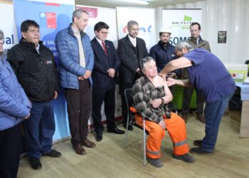Magallanes lidera inmunización: Operativo llega a obras de construcción para frenar virus invernales.