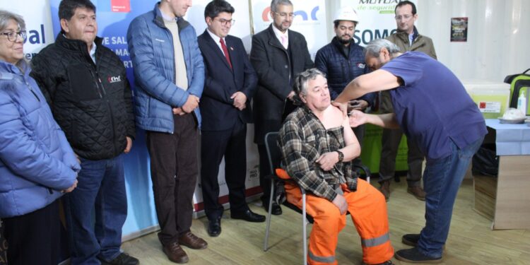 Magallanes lidera inmunización: Operativo llega a obras de construcción para frenar virus invernales.