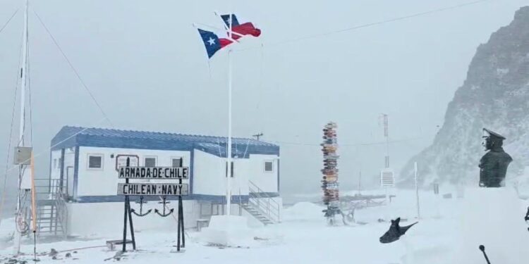 Fuertes nevadas y condiciones extremas marcan el clima en la Antártica