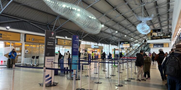 Bolsa olvidada moviliza al GOPE y cierra operaciones en el aeropuerto por una hora y media.