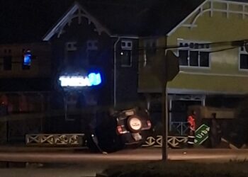 Volcamiento de vehículo moviliza a equipos de emergencia en Avenida Frei en Punta Arenas