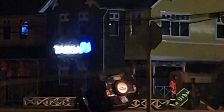 Volcamiento de vehículo moviliza a equipos de emergencia en Avenida Frei en Punta Arenas