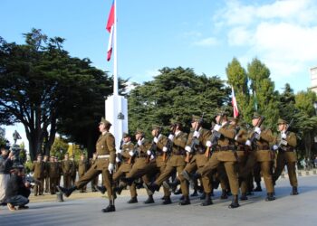 Con izamiento del pabellón nacional Carabineros da inicio al mes aniversario institucional en Magallanes