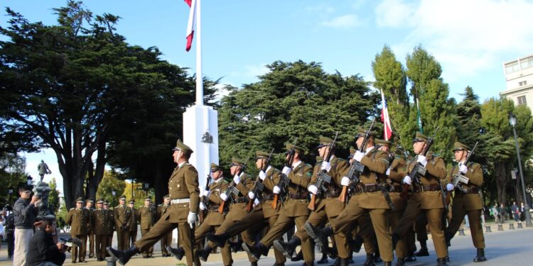 Con izamiento del pabellón nacional Carabineros da inicio al mes aniversario institucional en Magallanes