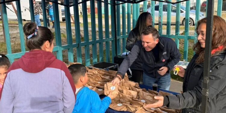 Municipio de Punta Arenas invita a celebrar la Pascua con entrega de huevitos en plazas de la ciudad