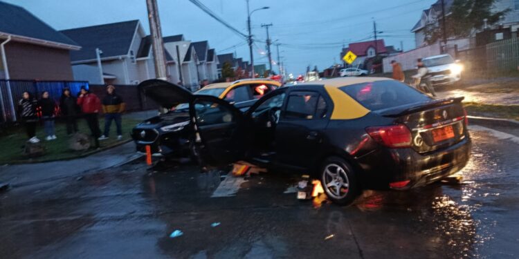 Cuatro lesionados y corte de energía deja triple colisión en Punta Arenas
