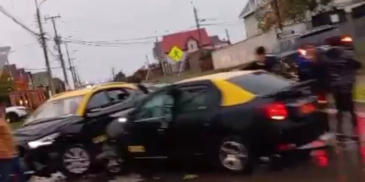 Triple colisión deja al descubierto graves irregularidades de conductores y lenta respuesta en retiro de vehículos en Punta Arenas