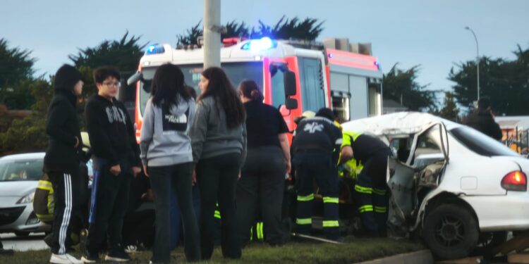 Grave accidente en la Costanera de Punta Arenas moviliza a ambulancias y Bomberos
