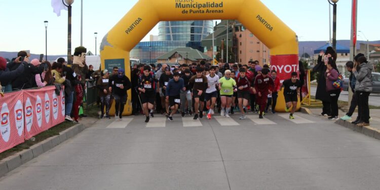 Corrida aniversario de Carabineros reunió a comunidad educativa en Punta Arenas