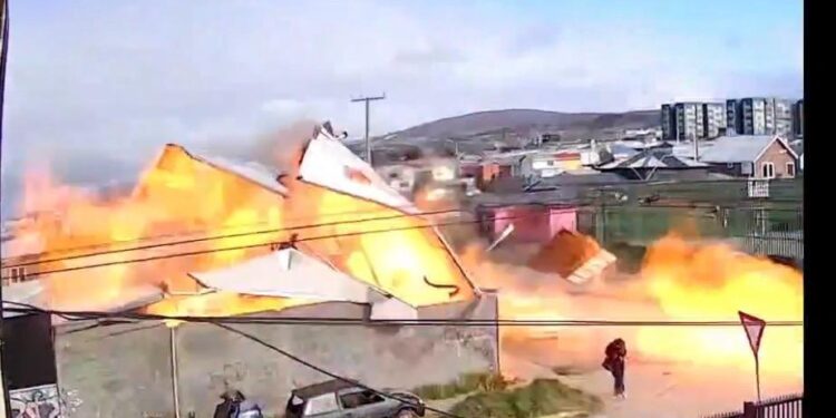 Hombre resulta con graves quemaduras tras explosión de vivienda en Punta Arenas