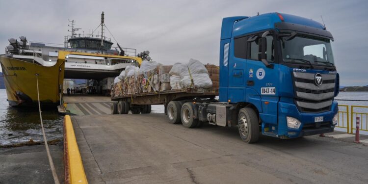 Cabo de Hornos refuerza reciclaje con nuevo envío de residuos desde Puerto Williams a Punta Arenas