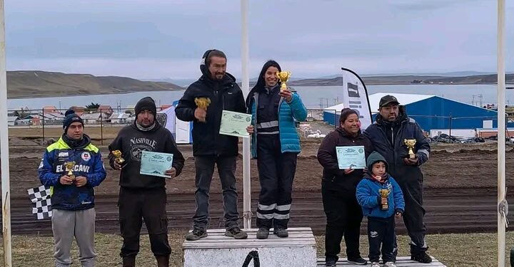 El rugir de motores se tomó Porvenir: Antonio Vargas y Gerardo Oyarzo triunfan en el Buggy Cross.