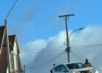 Colisión en el sector sur de Punta Arenas termina con vehículo contra barrera de contención.