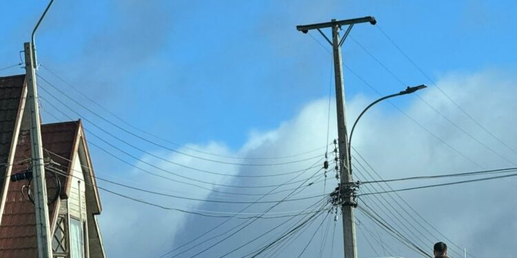 Colisión en el sector sur de Punta Arenas termina con vehículo contra barrera de contención.