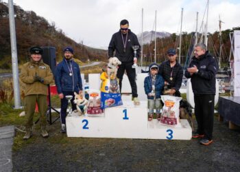 «La corrida familiar y canina marcó el hito deportivo en el aniversario de Carabineros en Puerto Williams».
