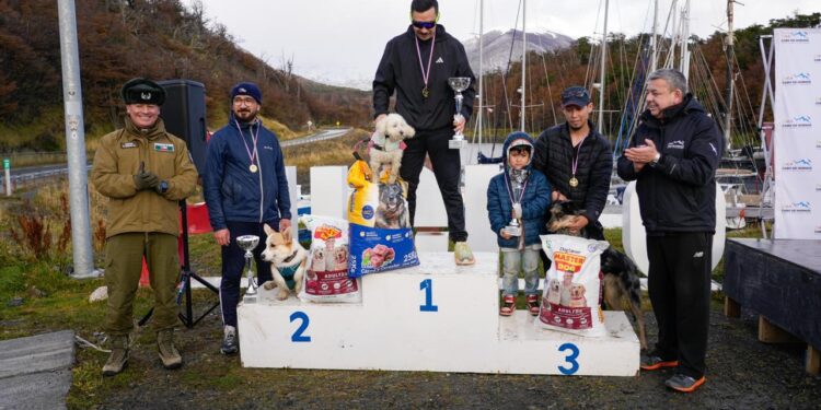 «La corrida familiar y canina marcó el hito deportivo en el aniversario de Carabineros en Puerto Williams».