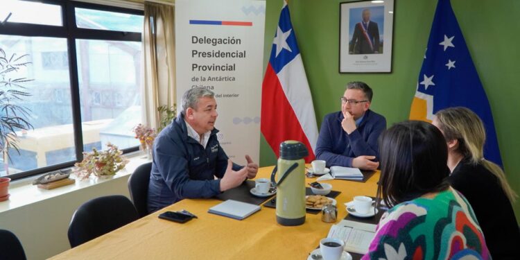 Municipio de Cabo de Hornos y Delegación Provincial refuerzan alianza estratégica para atender demandas ciudadanas».