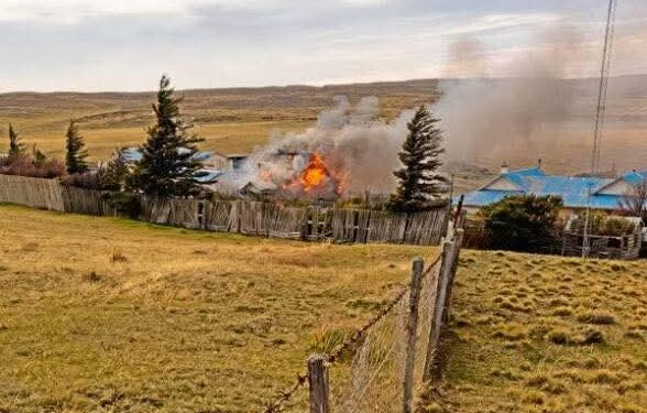 Incendio destruye vivienda de trabajadores en Estancia Rosita: Pérdidas fueron totales.