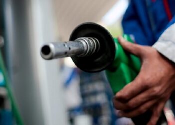 “Molestia y frustración generalizada entre los consumidores de combustibles con segunda alza en menos de un mes”