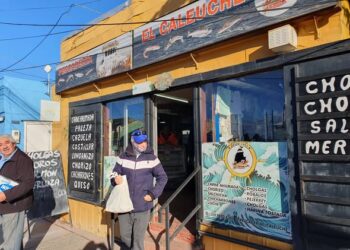 34 años con productos de mar pescadería «El Caleuche», en el populoso barrio 18.