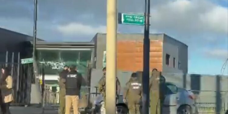 Accidente en la Costanera: Colisión frente al Centro Cultural moviliza a personal de emergencia.