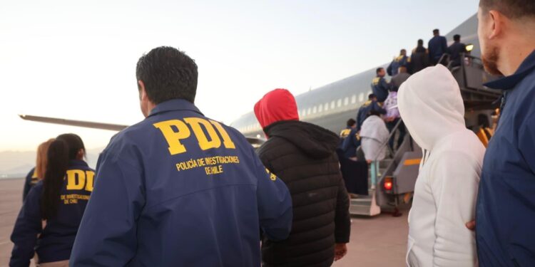 Expulsan del país a ciudadano colombiano por permanencia irregular en Punta Arenas