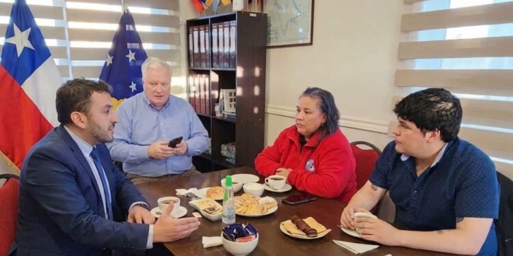 Vecinos de Punta Arenas exigen solución a toma que afecta su calidad de vida