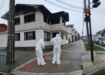 Hombre de 55 años queda en riesgo vital tras incendio estructural en Punta Arenas