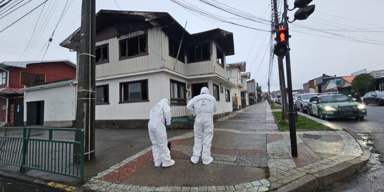 Hombre de 55 años queda en riesgo vital tras incendio estructural en Punta Arenas