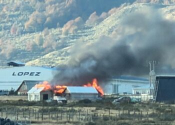 Incendio destruye cabañas en sector de Huertos Familiares en Puerto Natales.