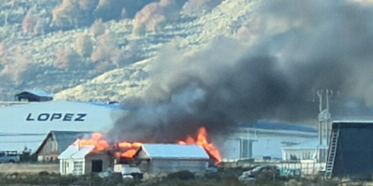 Incendio destruye cabañas en sector de Huertos Familiares en Puerto Natales.