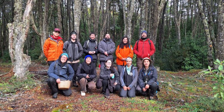 Comunidad Kawésqar y científicos destacan diversidad de hongos en Isla Dawson para fortalecer conservación en Magallanes
